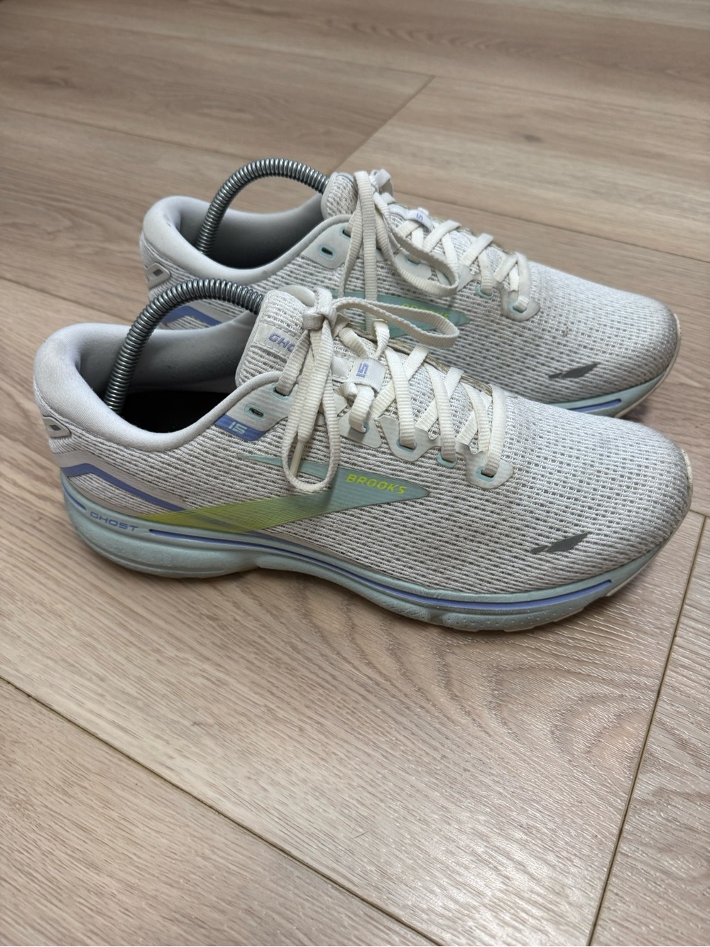 Brooks Ghost 15 running shoes in a light beige color Woman’s Size 11